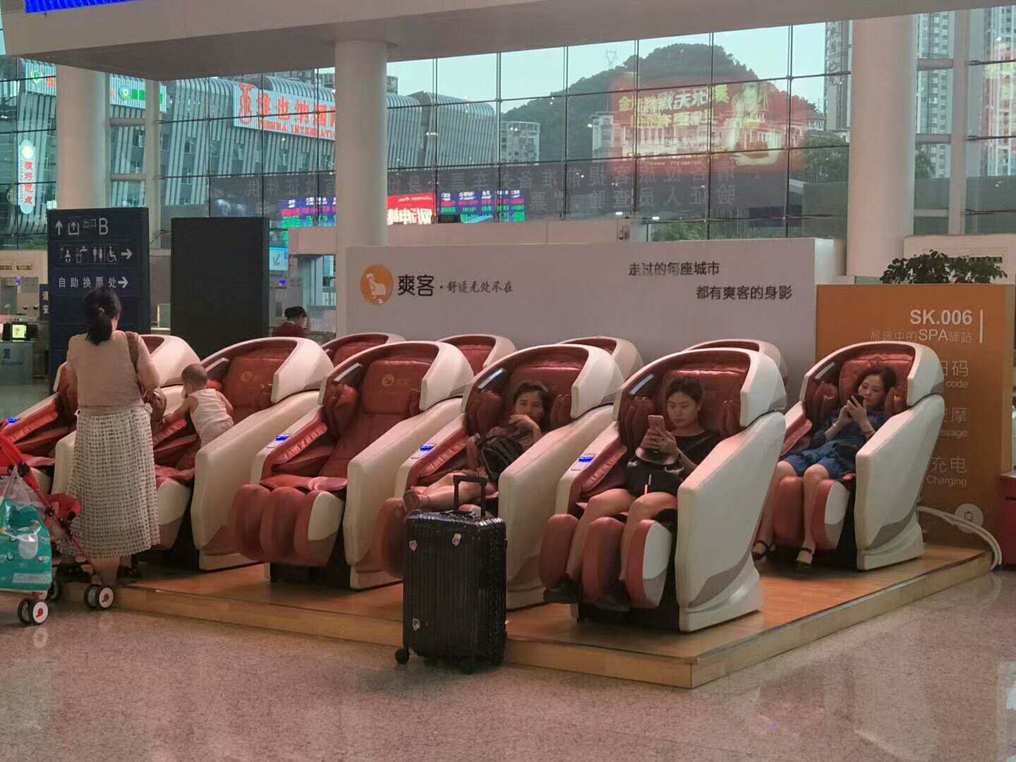 爽客——高鐵站展臺(tái)設(shè)計(jì)搭建案例 爽客——高鐵站展臺(tái)設(shè)計(jì)搭建案例